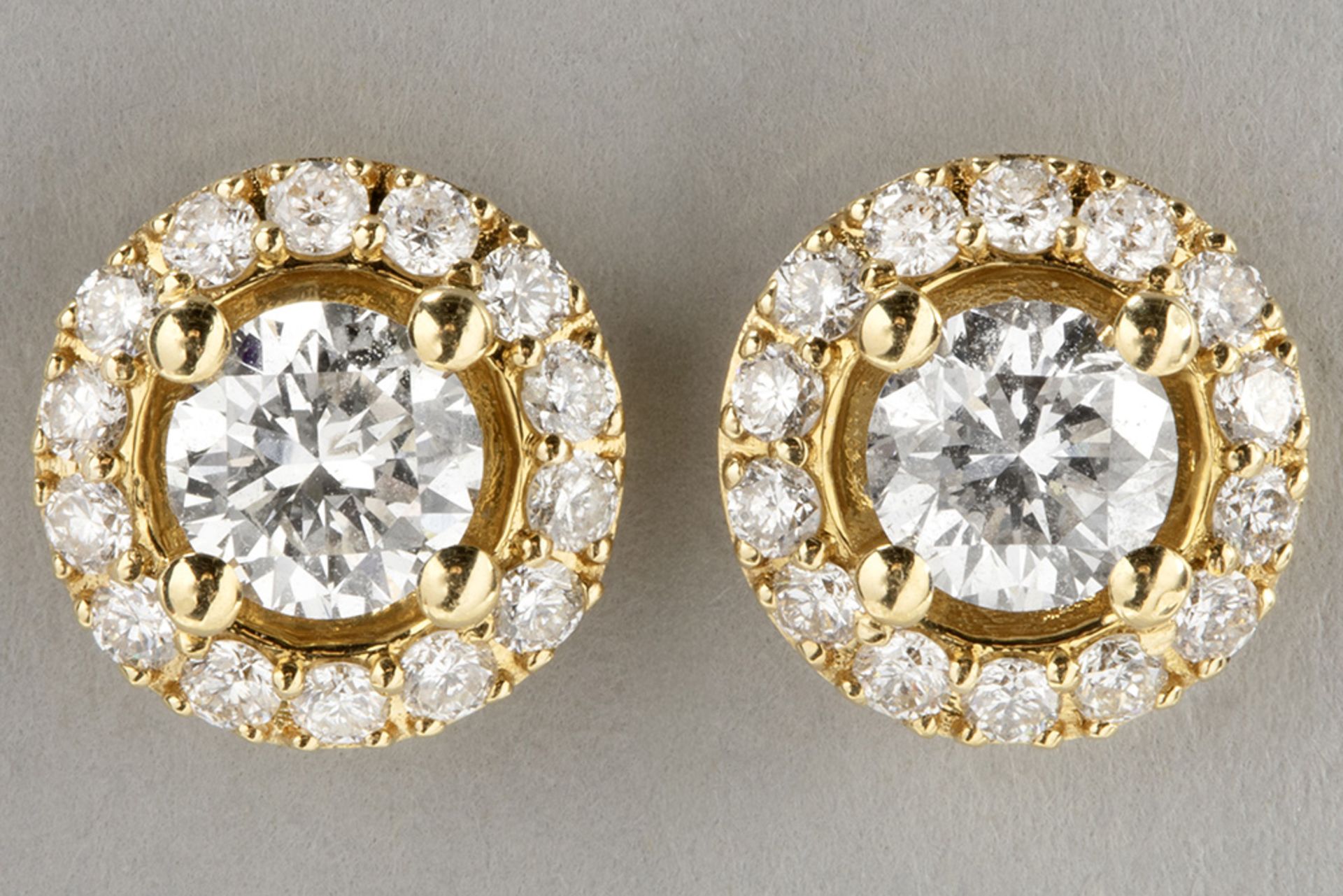 pair of earrings with cluster model in yellow gold (18 carat) with 1,54 carat of high quality brilli