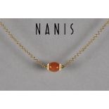 Nanis signed 'Dancing in the rain' necklace in yellow gold (18 carat) with a pendant with an 'orange