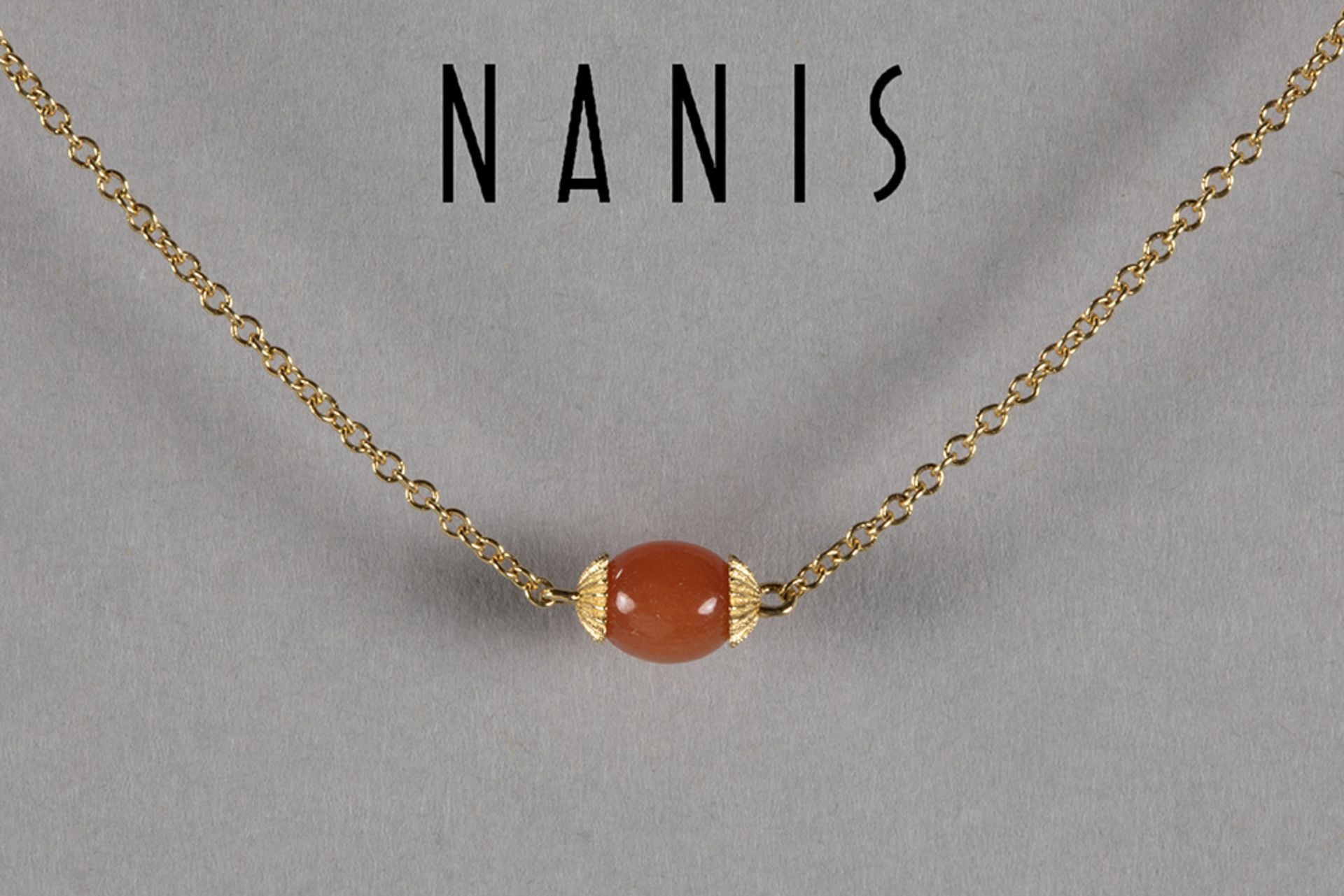 Nanis signed 'Dancing in the rain' necklace in yellow gold (18 carat) with a pendant with an 'orange