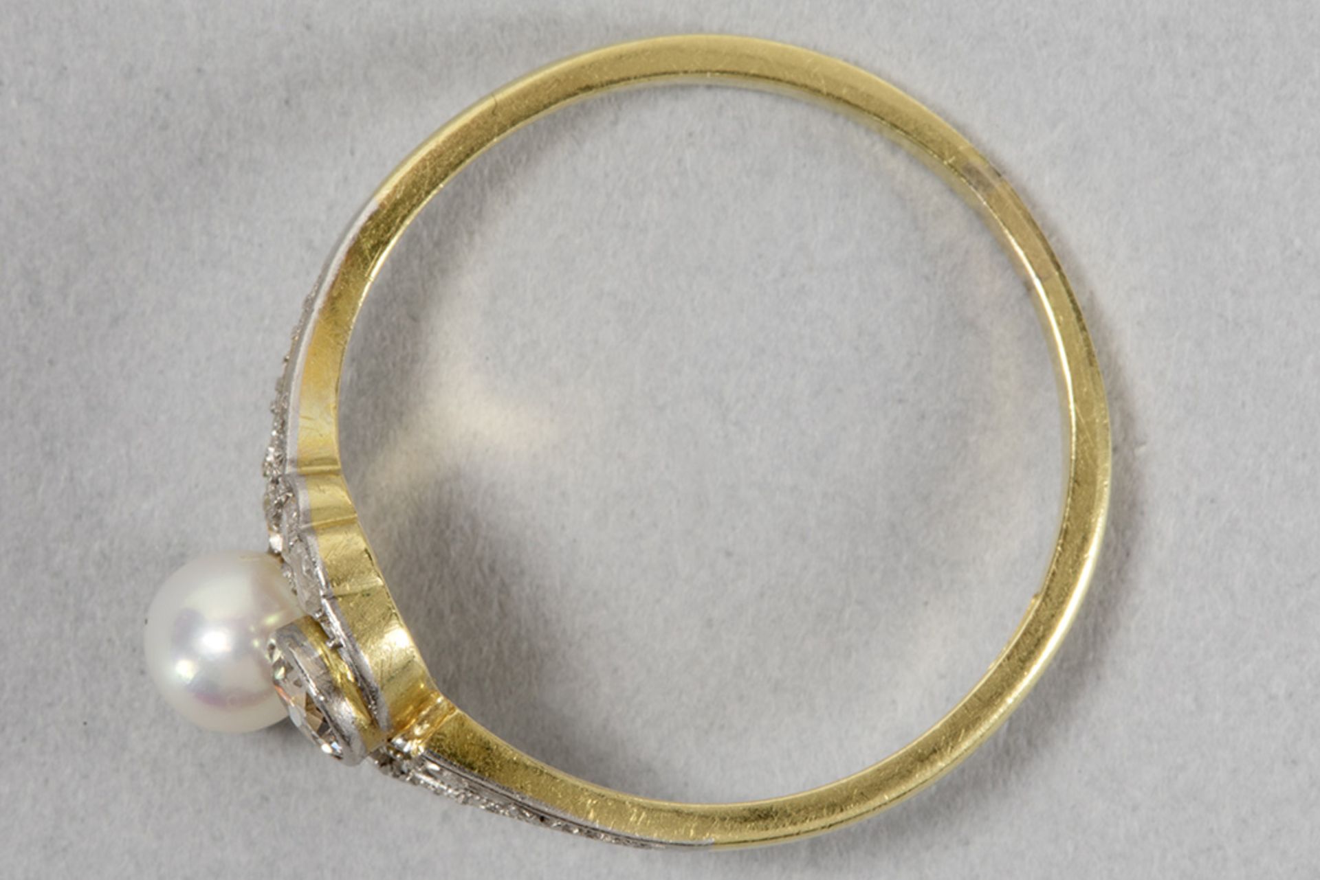 antique ring in grey and yellow gold (18 carat) with a pearl and diamond - Bild 2 aus 2