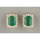 pair of earrings in white gold (18 carat) with ca 2 carat of emeralds and ca 0,40 carat of very high