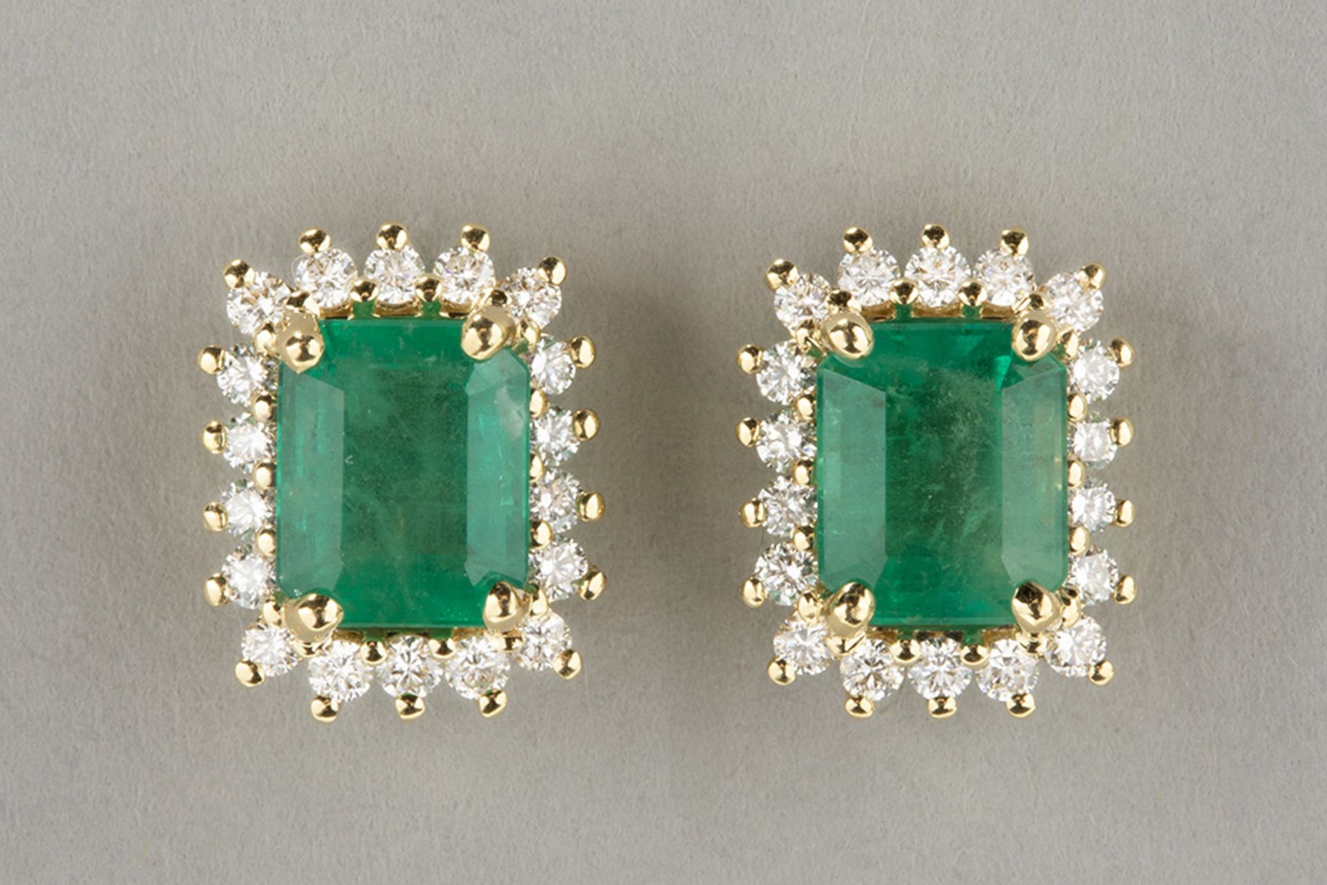 pair of earrings in white gold (18 carat) with ca 2 carat of emeralds and ca 0,40 carat of very high