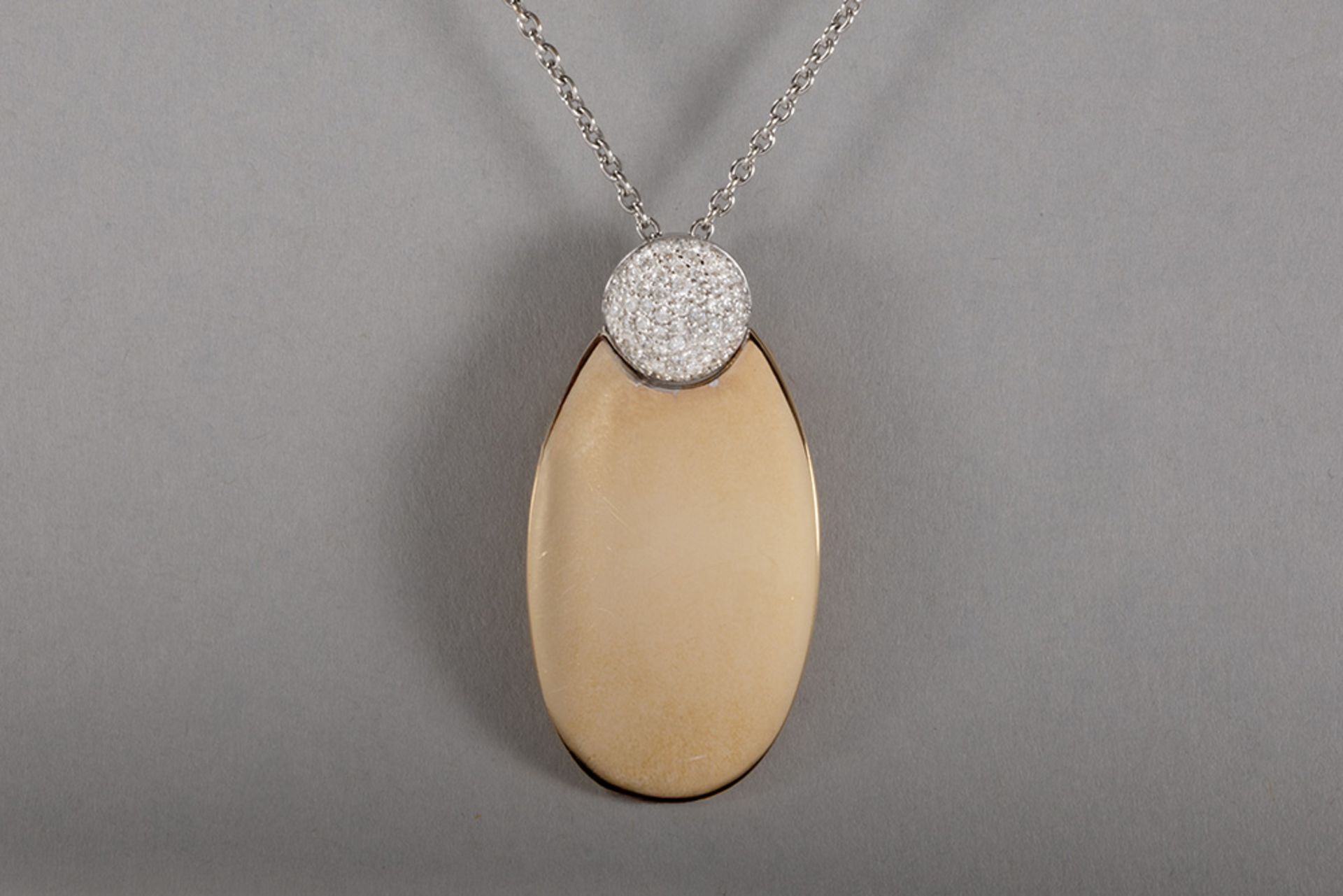 Italian "Centoventuno" signed necklace in pink and white gold (18 carat) with a pendant with ca 0,50