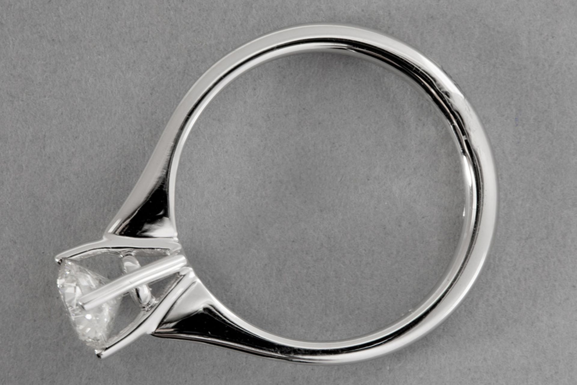 a 0,90 carat quality brilliant cut diamond set in a classic ring in white gold (18 carat) - Bild 2 aus 2
