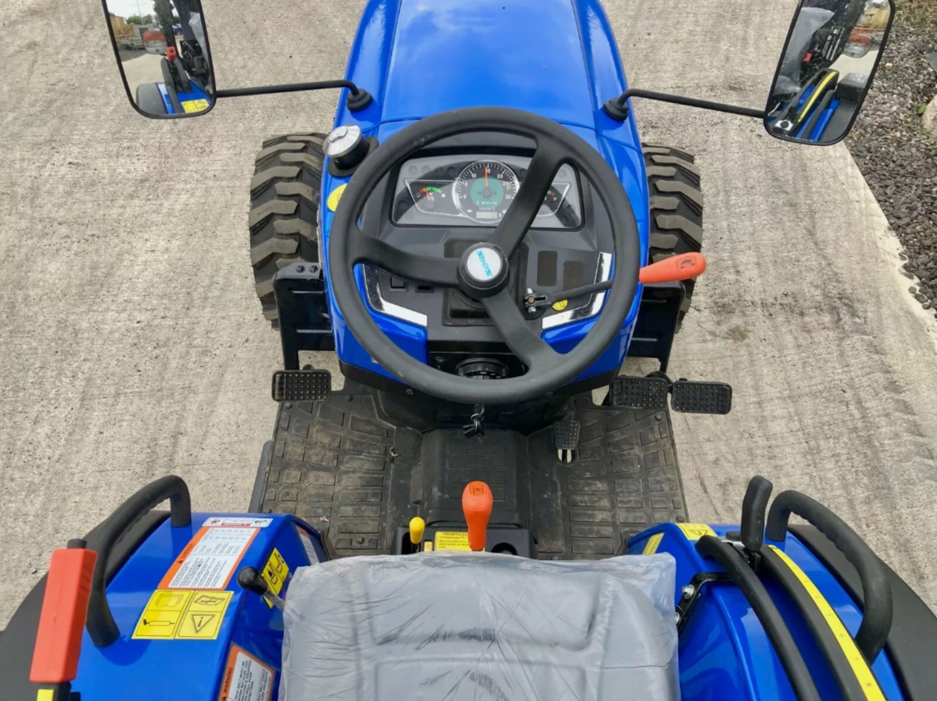 SOLIS S26 26HP COMPACT TRACTOR WITH WOODCHIPPER - Image 5 of 7