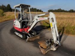 TAKEUCHI TB216 MINI EXCAVATOR WITH BREAKER (2017)