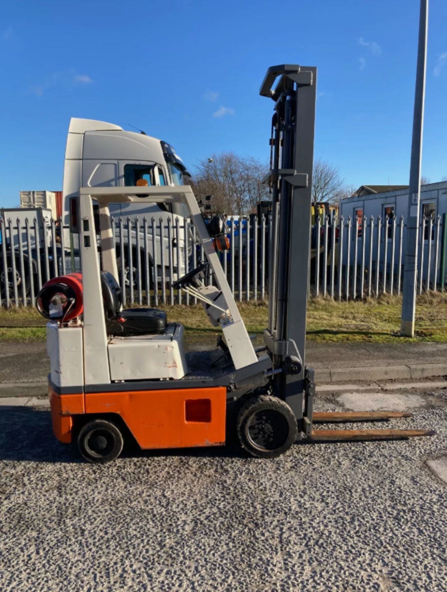 COMPACT & POWERFUL – 1.5 TON LIFT – ONLY 2860KG - Image 7 of 11