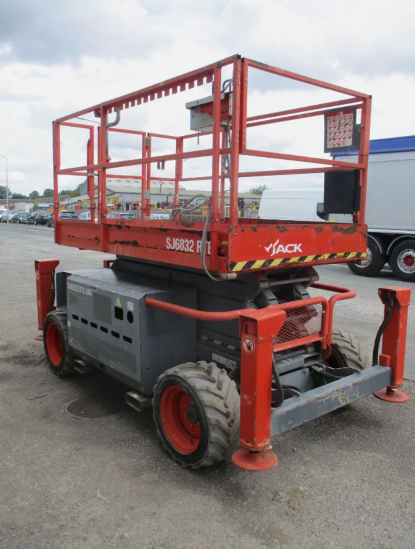 2014 SKYJACK SJ6832RTE SCISSOR LIFT ACCESS PLATFORM - Image 11 of 14