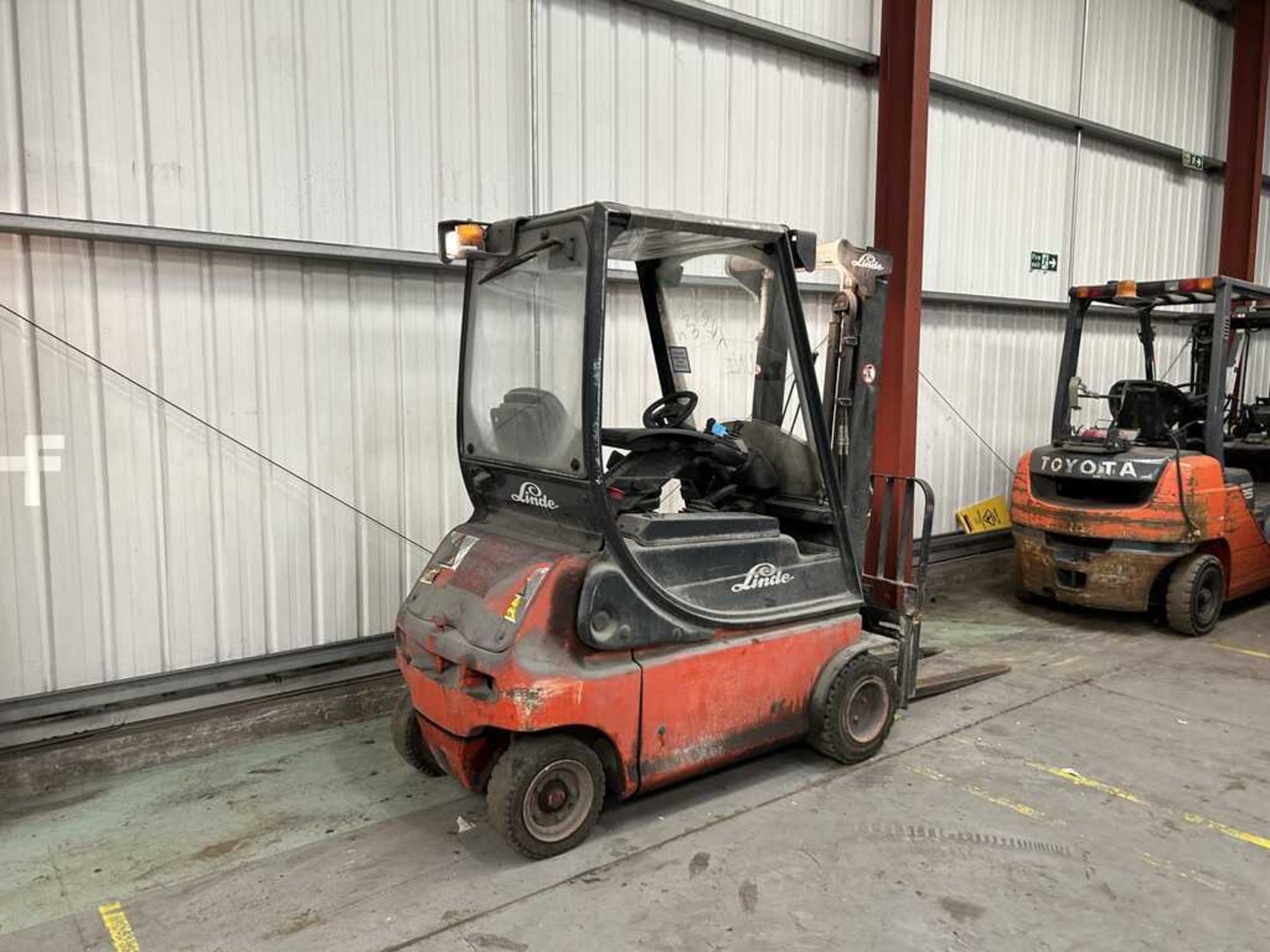 **(INCLUDES CHARGER)** 2005 LINDE E18P-02 ELECTRIC 4-WHEEL FORKLIFT - Image 6 of 6
