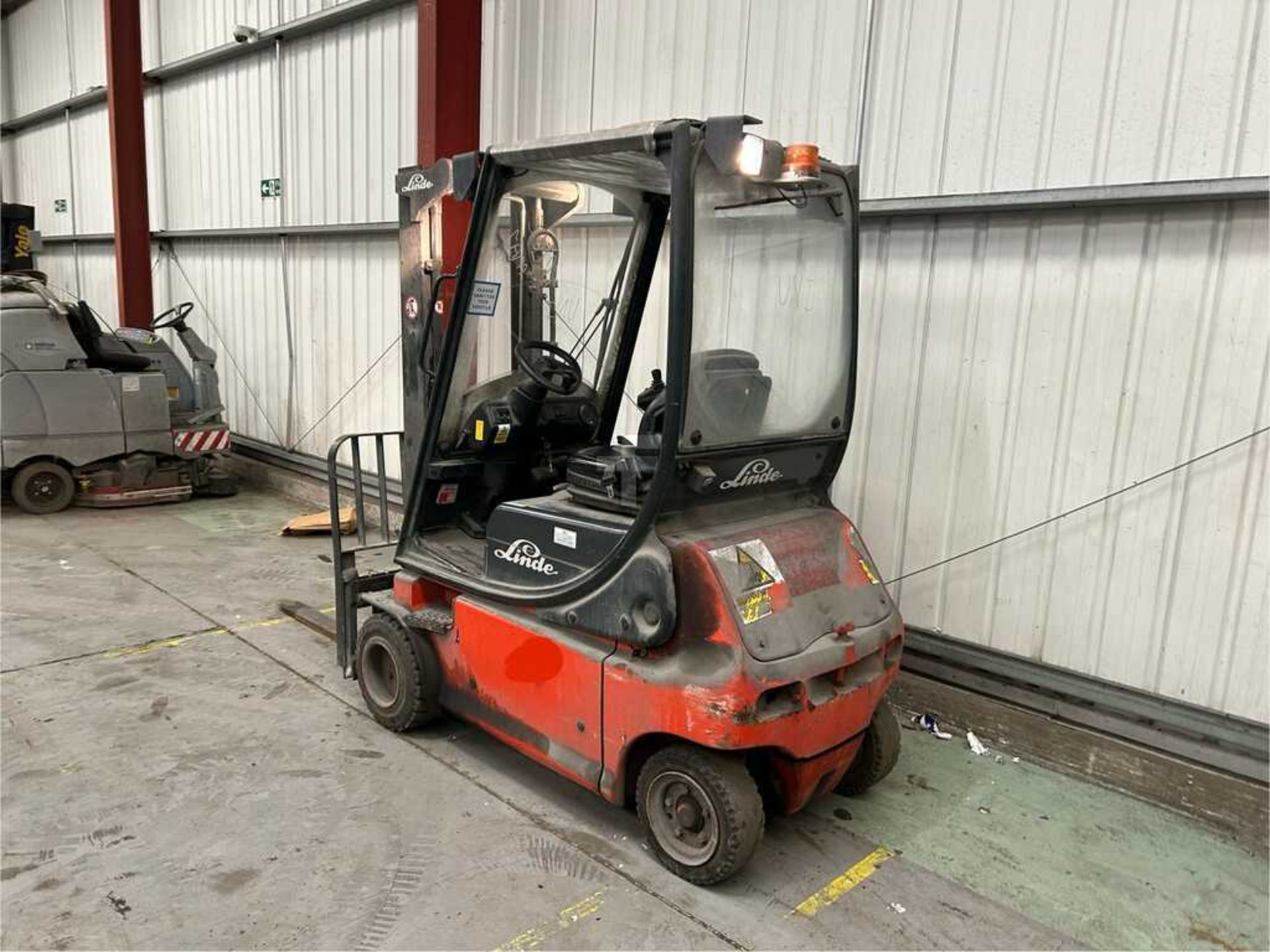 **(INCLUDES CHARGER)** 2005 LINDE E18P-02 ELECTRIC 4-WHEEL FORKLIFT - Image 3 of 6