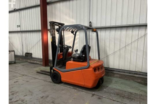 **(INCLUDES CHARGER)** BT C3E150 ELECTRIC FORKLIFT - Image 3 of 6