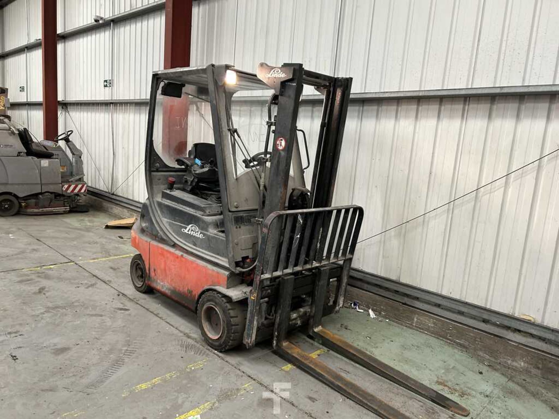 **(INCLUDES CHARGER)** 2005 LINDE E18P-02 ELECTRIC 4-WHEEL FORKLIFT - Image 4 of 6