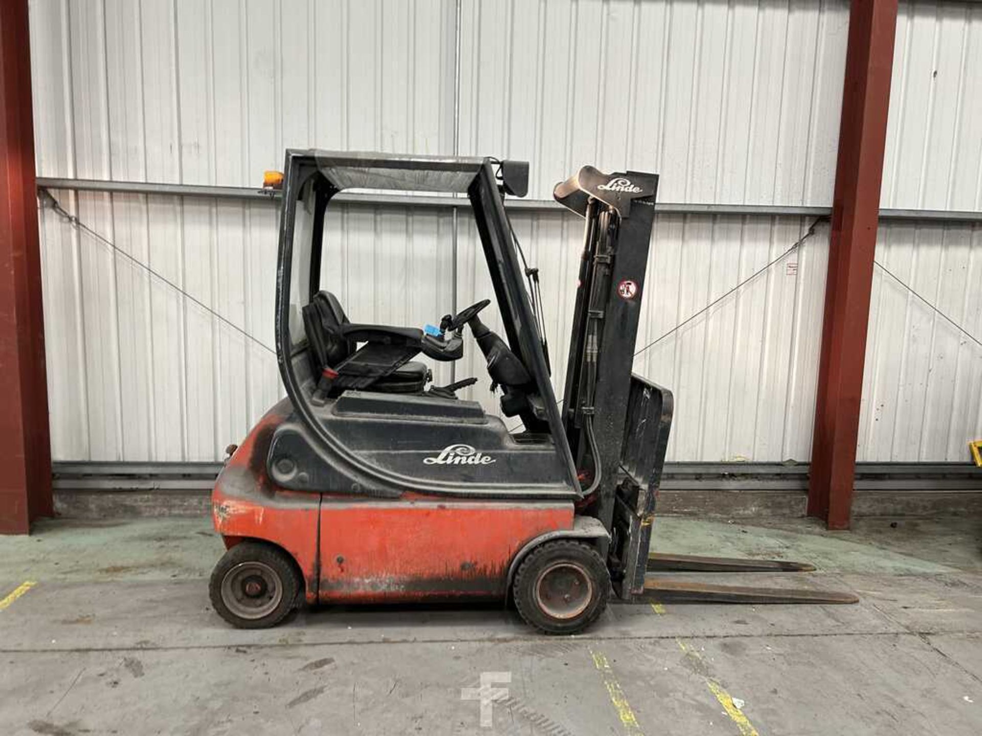 **(INCLUDES CHARGER)** 2005 LINDE E18P-02 ELECTRIC 4-WHEEL FORKLIFT - Image 5 of 6