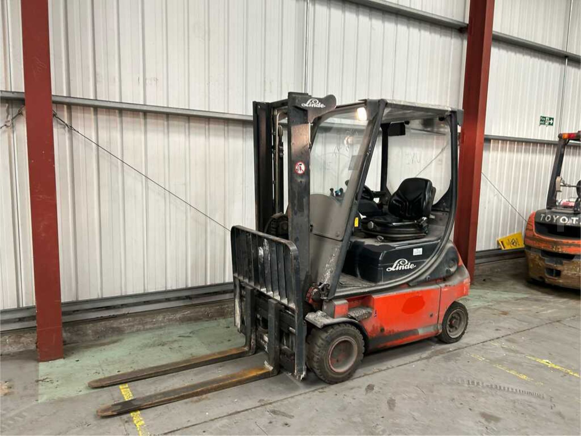 **(INCLUDES CHARGER)** 2005 LINDE E18P-02 ELECTRIC 4-WHEEL FORKLIFT - Image 2 of 6