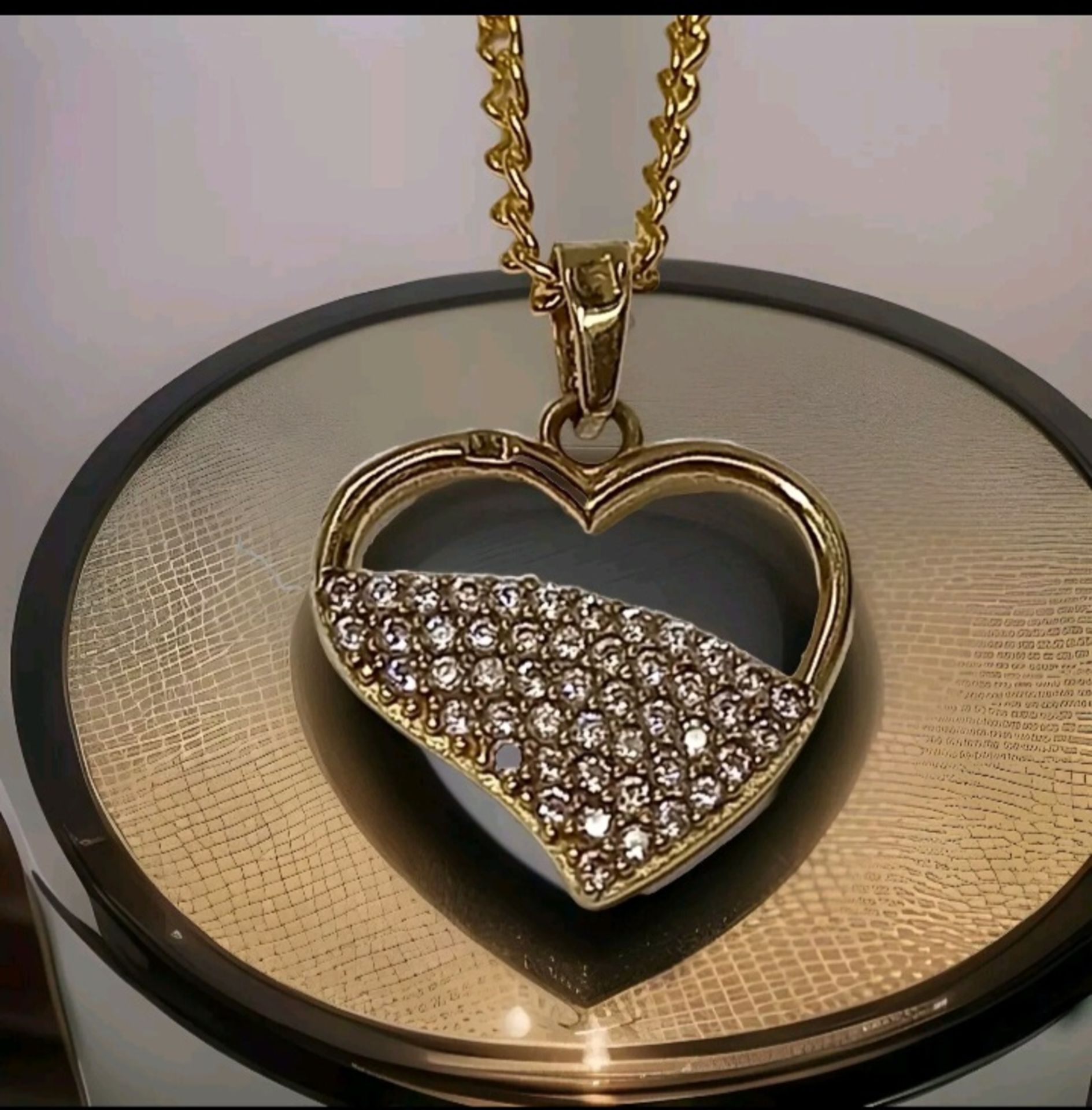 18CT YELLOW GOLD CUBIC ZIRCONIA HEART PENDANT - Image 2 of 3