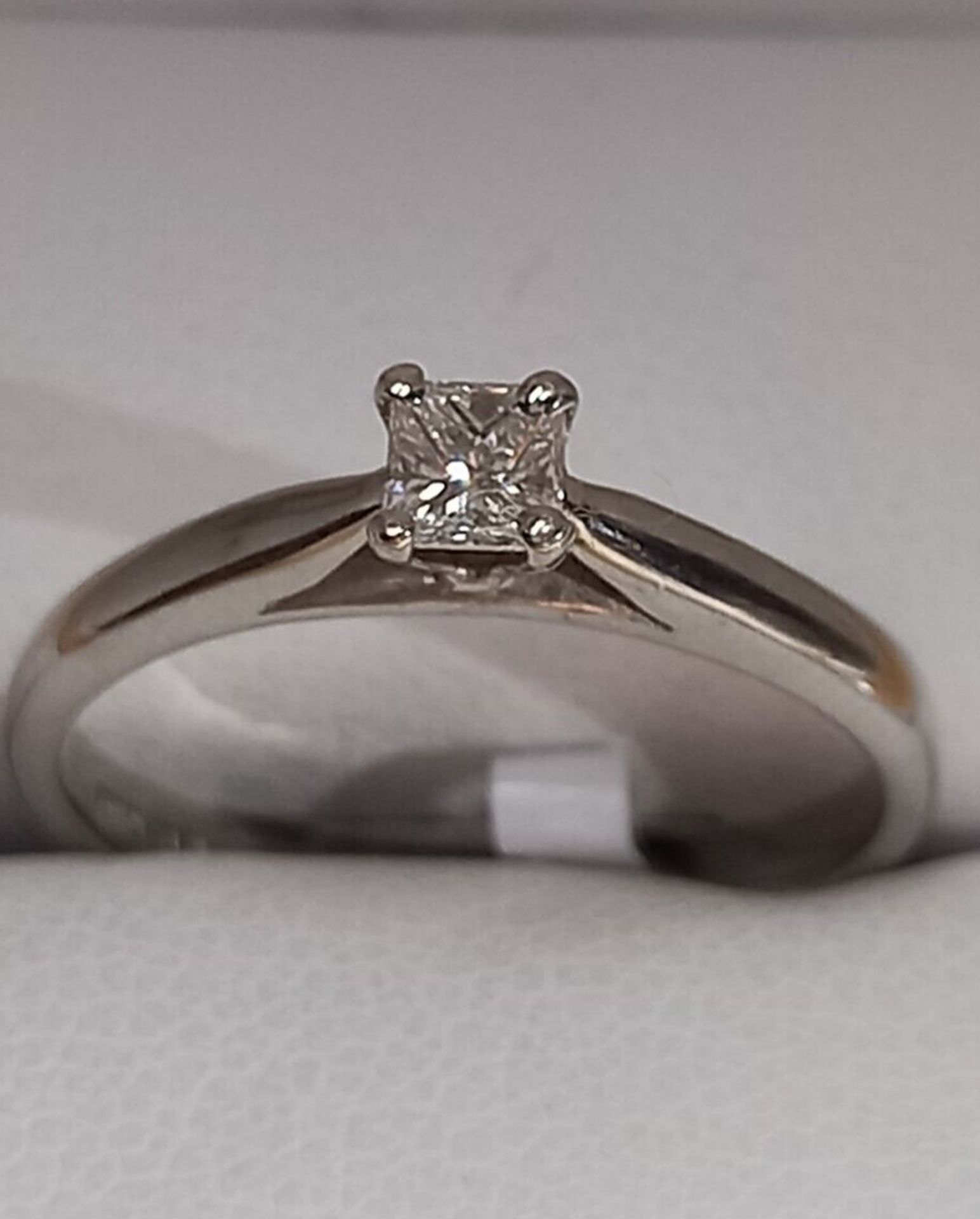 0.22CT PRINCESS CUT DIAMOND SOLITAIRE ENGAGEMENT RING/9CT WHITE GOLD + GIFT BOX + CERT OF £1000 - Image 5 of 6