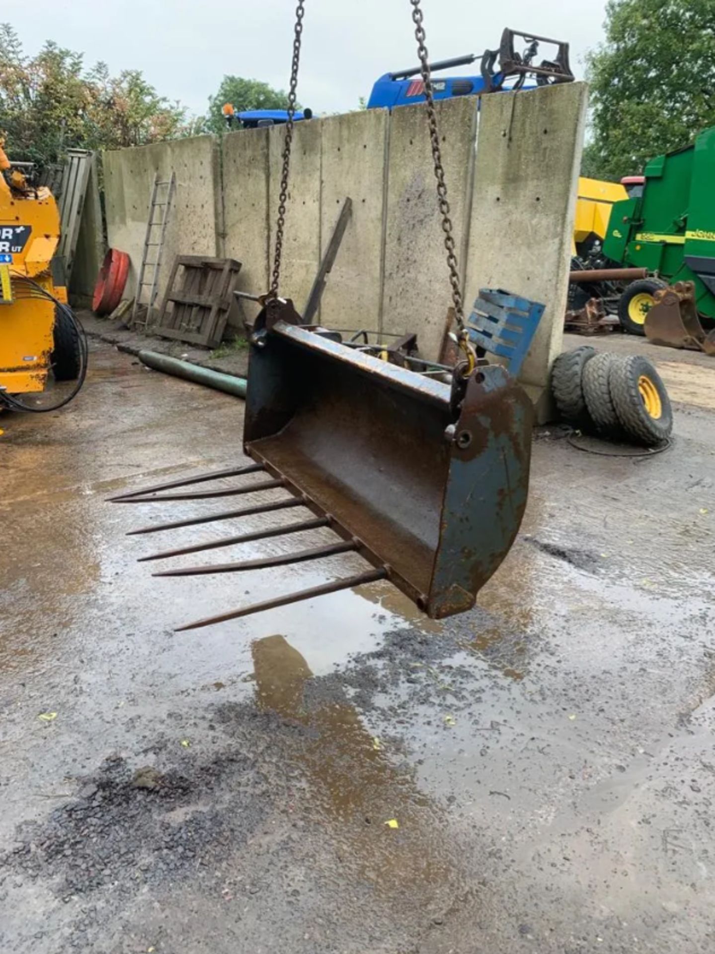 Dung Fork c/w Chilton BracketsType: Loader Attachment / Dung ...