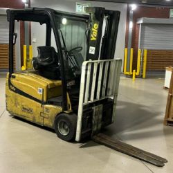 **(INCLUDES CHARGER)**2017 YALE ERP18VT ELECTRIC 3-WHEEL FORKLIFT