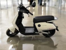 WHITE BRAND NEW 2025 ROAD LEGAL VMOTO CUX PRO ELECTRIC MOPED (50CC EQUIVALENT)