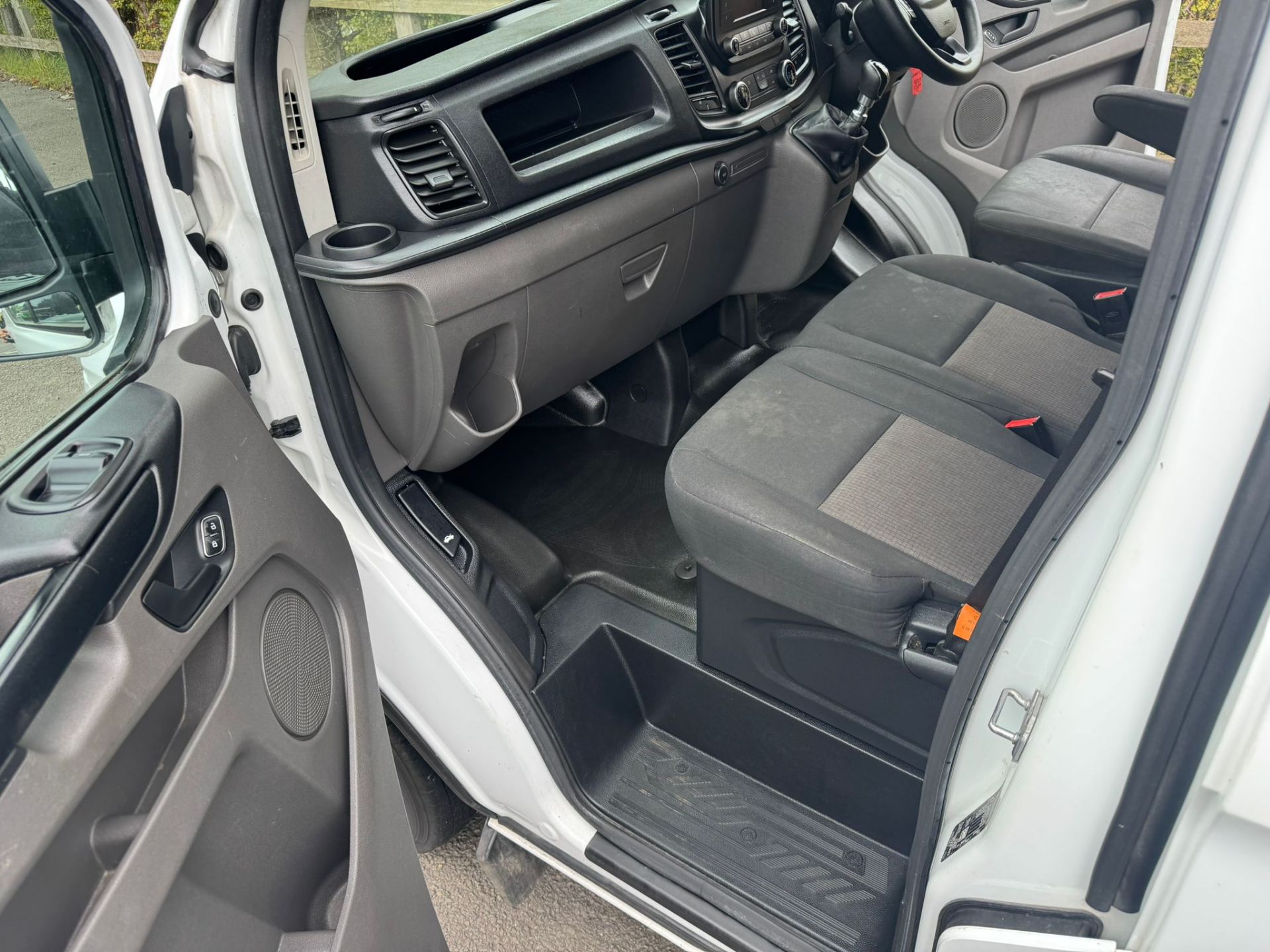 2021 FORD TRANSIT CUSTOM 300 LEADER 2.0 TDCI EURO 6 PANEL VAN – 6 SPEED MANUAL - Image 8 of 16