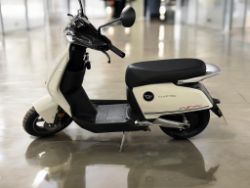 WHITE BRAND NEW 2025 ROAD LEGAL VMOTO CUX PRO ELECTRIC MOPED (50CC EQUIVALENT)