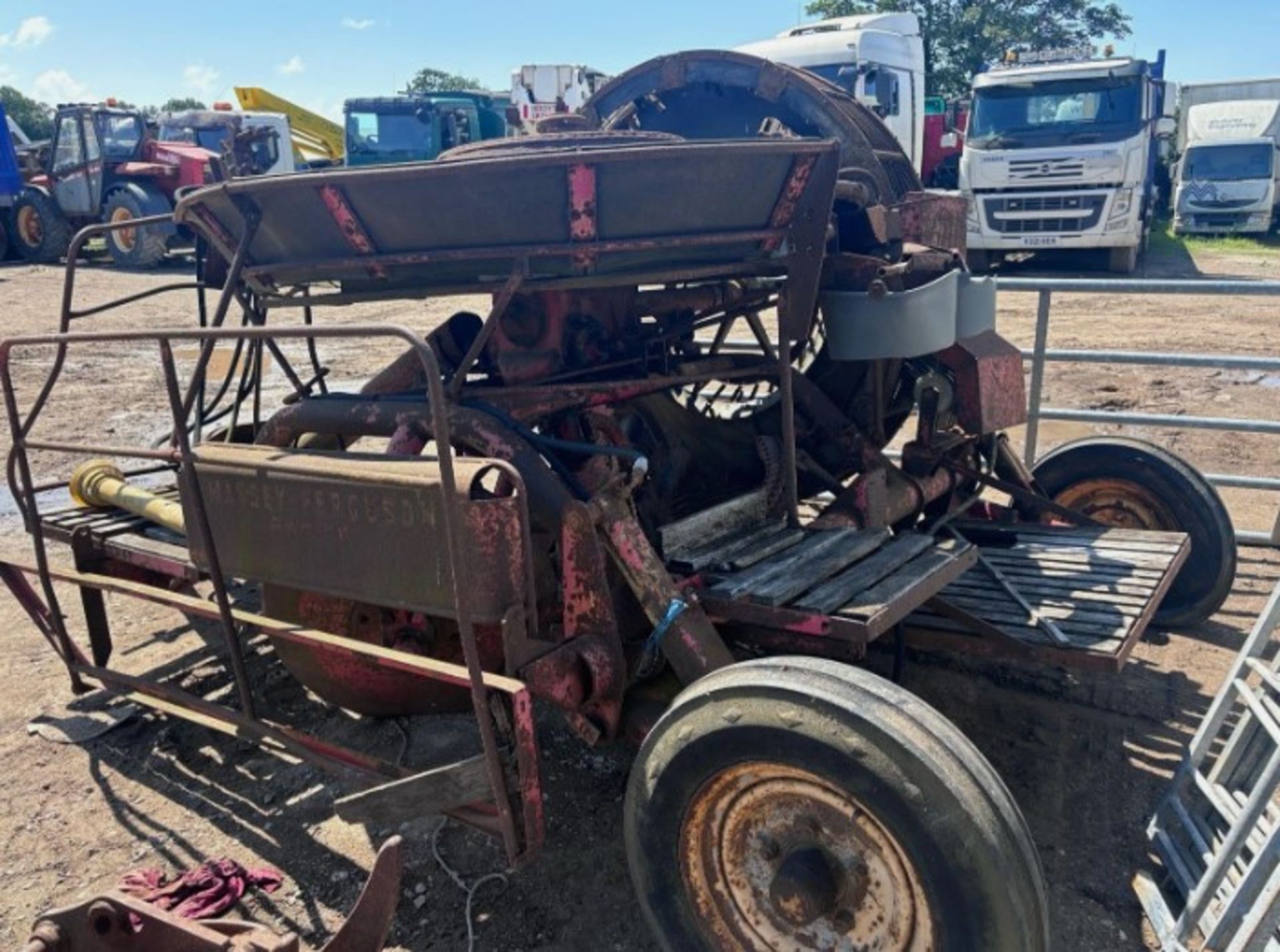 MASSEY FERGUSON POTATO HARVESTER / PLOUGH / TRACTOR IMPLEMENT - Image 9 of 13