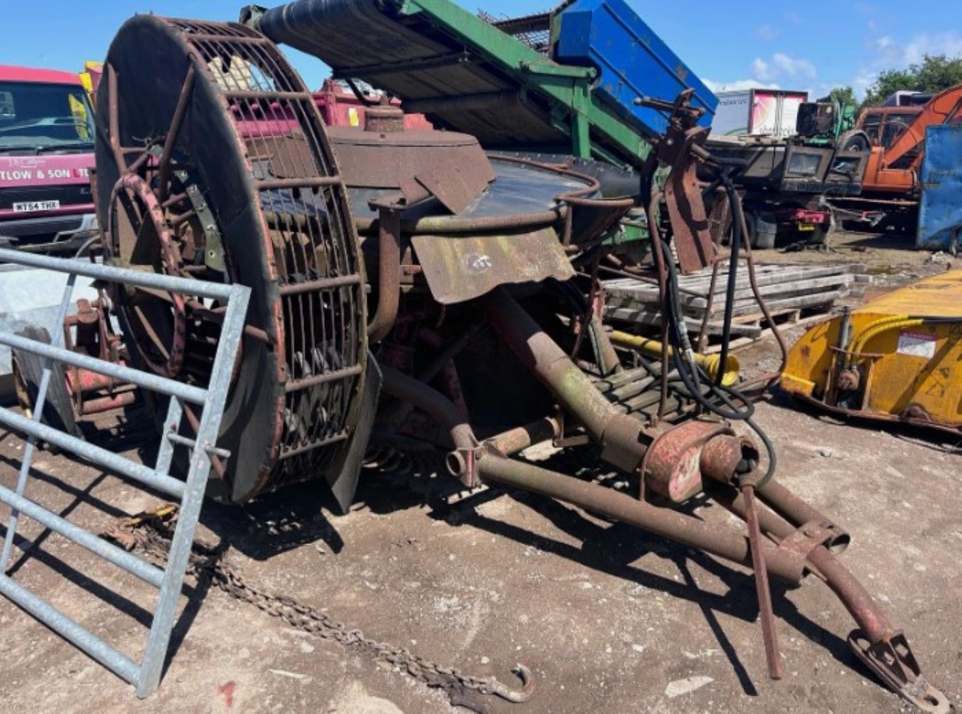 MASSEY FERGUSON POTATO HARVESTER / PLOUGH / TRACTOR IMPLEMENT - Image 2 of 13