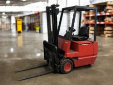 1995 LINDE E18 1.8T 3-WHEEL ELECTRIC FORKLIFT TRUCK**(INCLUDES CHARGER)**