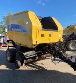 NEW HOLLAND BR740A ROUND BALER