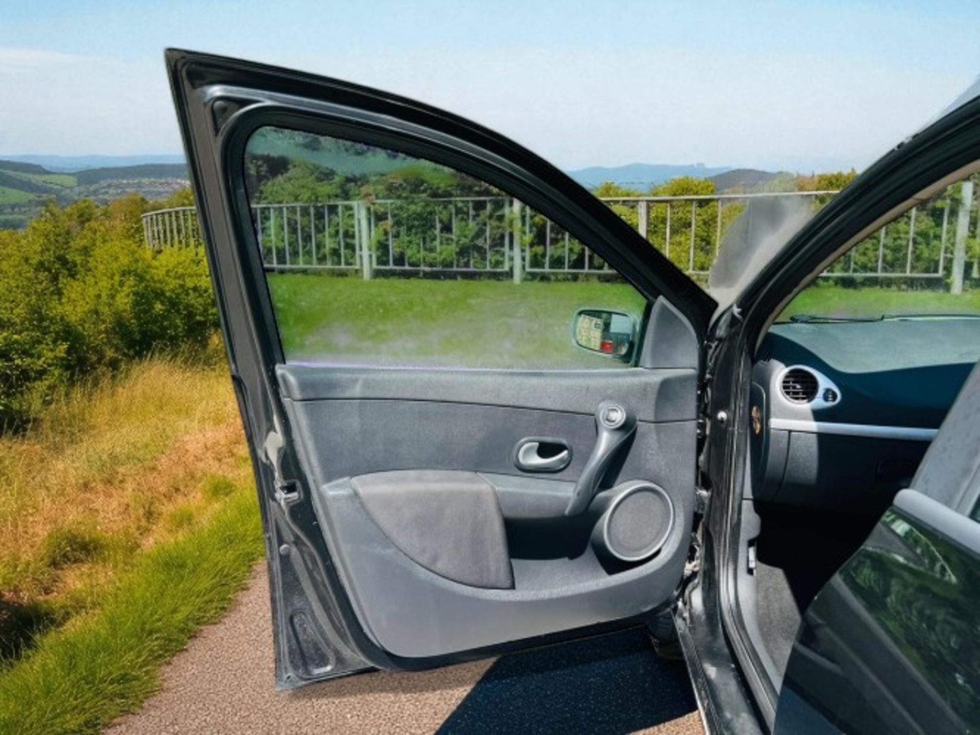 2008 RENAULT CLIO 1.2 16V DYNAMIQUE SPORT TOURER>>--NO VAT ON HAMMER--<< - Image 14 of 44