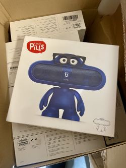 22X BEATS BY DR. DRE PILL DUDE CHARACTER SPEAKER STAND HOLDER - BLUE