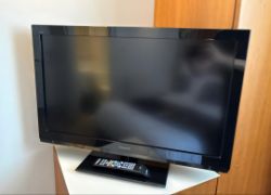 JOBLOT 8X 32INCH PANASONIC TVS WITH REMOTES FROM HOTEL