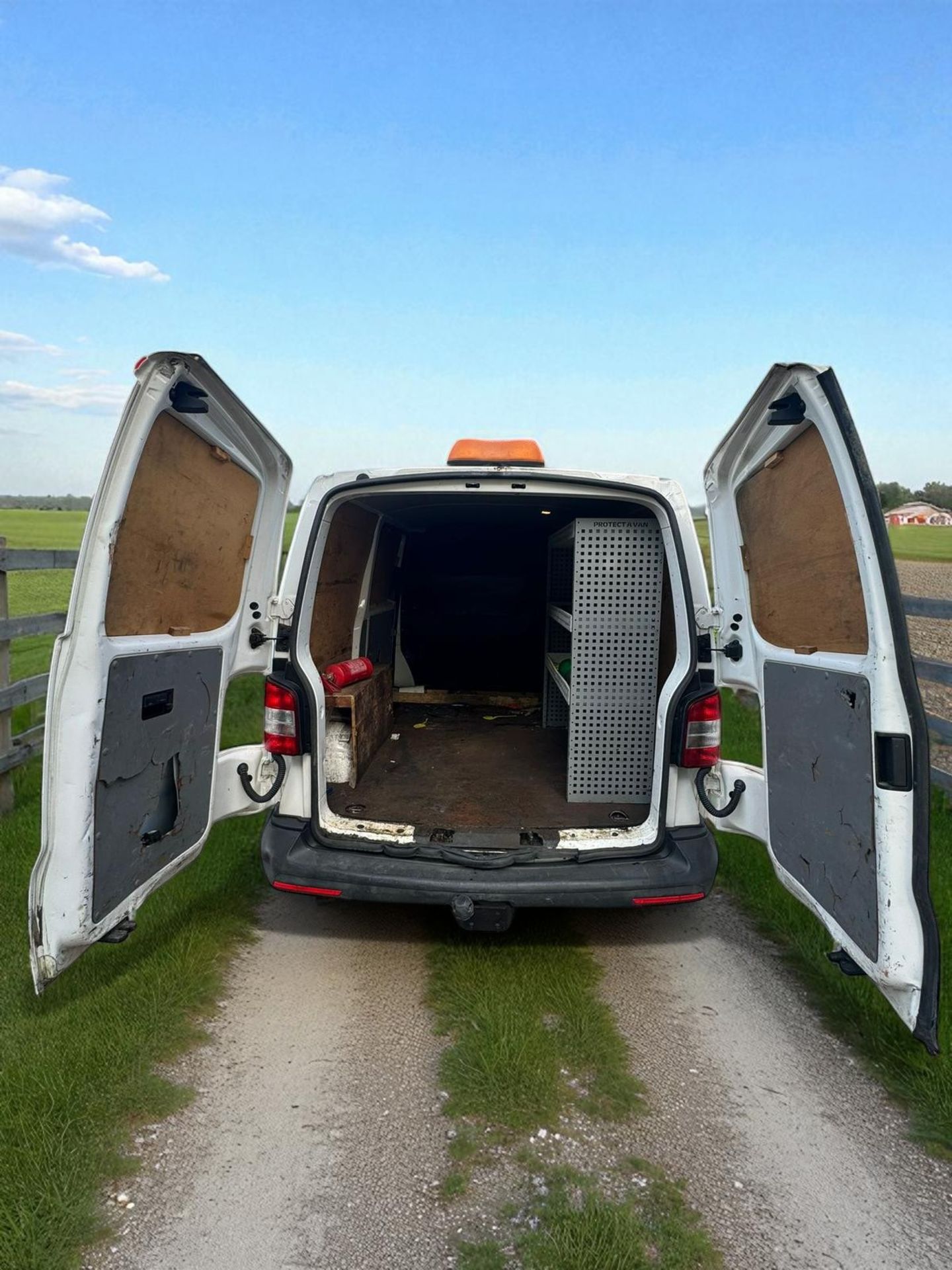 2015 VOLKSWAGEN TRANSPORTER T28 STARTLINE TDI – 2.0 DIESEL – MANUAL – 152K MILES – 1 OWNER - Image 11 of 22