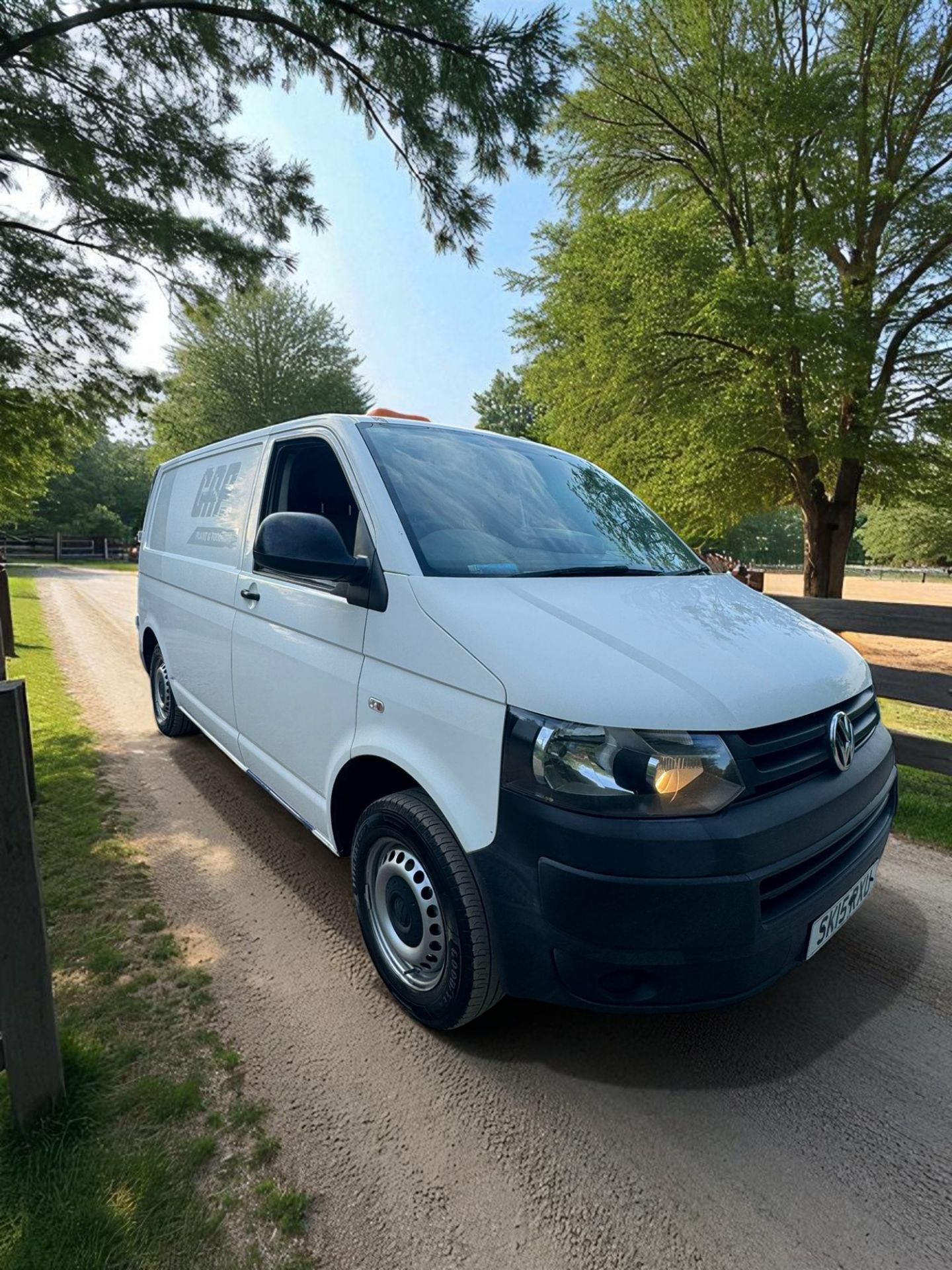 2015 VOLKSWAGEN TRANSPORTER T28 STARTLINE TDI – 2.0 DIESEL – MANUAL – 152K MILES – 1 OWNER - Image 3 of 22