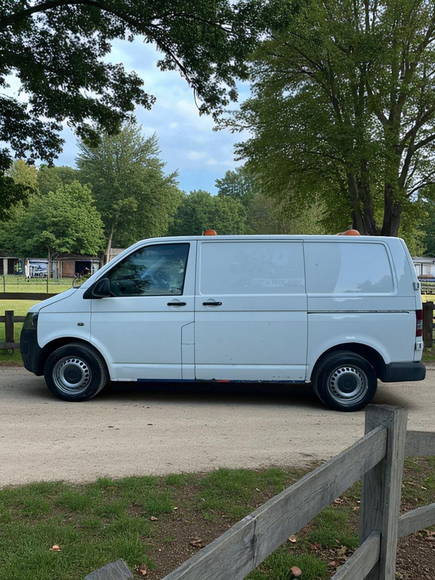 2015 VOLKSWAGEN TRANSPORTER T28 STARTLINE TDI – 2.0 DIESEL – MANUAL – 152K MILES – 1 OWNER - Image 8 of 22
