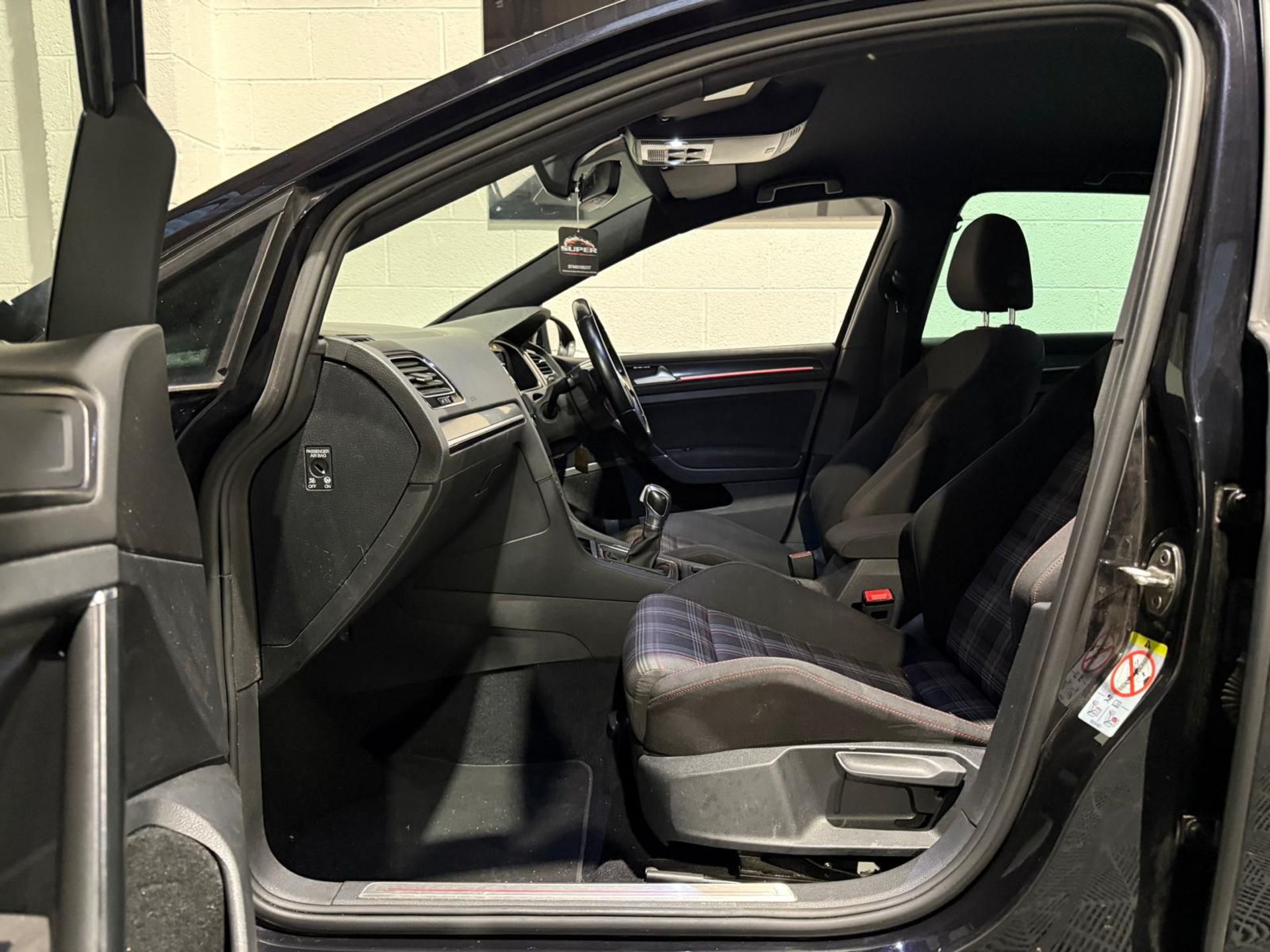 2017 VOLKSWAGEN GOLF GTI 2.0 TSI DSG – 88K MILES – HIGH SPEC >>--NO VAT ON HAMMER--<< - Image 18 of 24