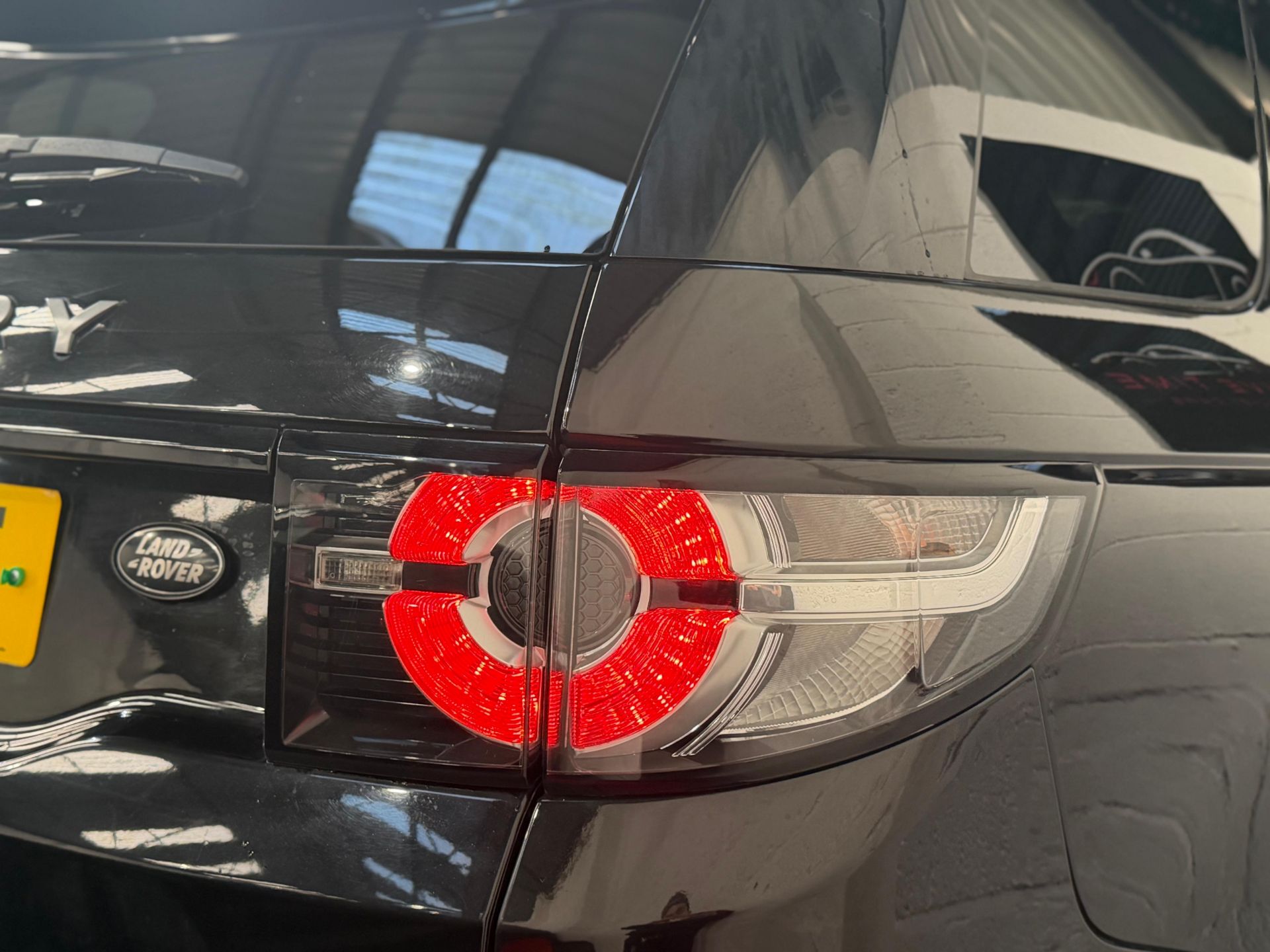 2016 LAND ROVER DISCOVERY SPORT 2.0 TD4 SE TECH AUTO 4WD – 7 SEATER >>--NO VAT ON HAMMER--<< - Image 16 of 31