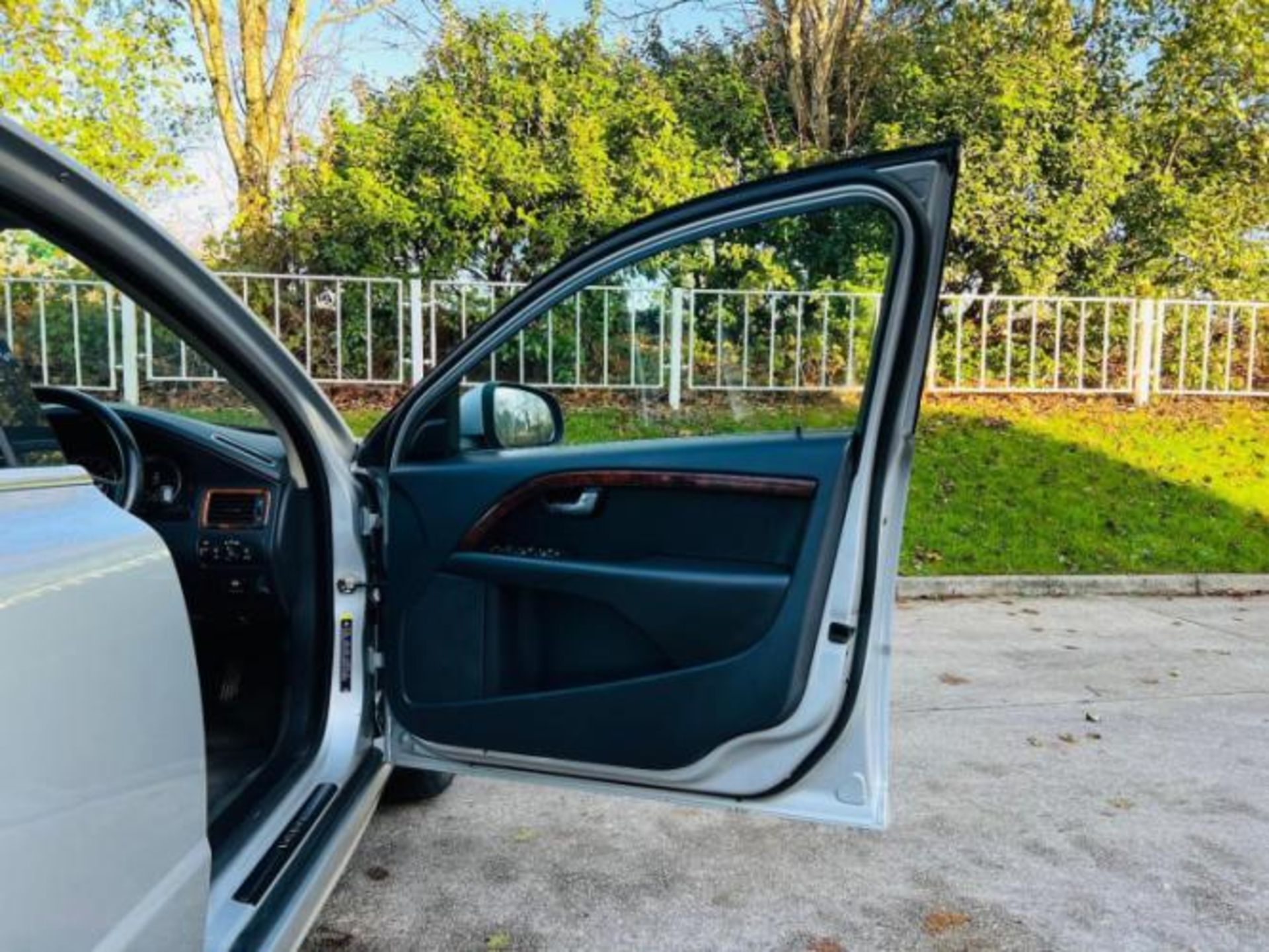 VOLVO S80 2.4 D5 SE LUX GEARTRONIC 4DR – 2008>>--NO VAT ON HAMMER--<< - Image 20 of 37