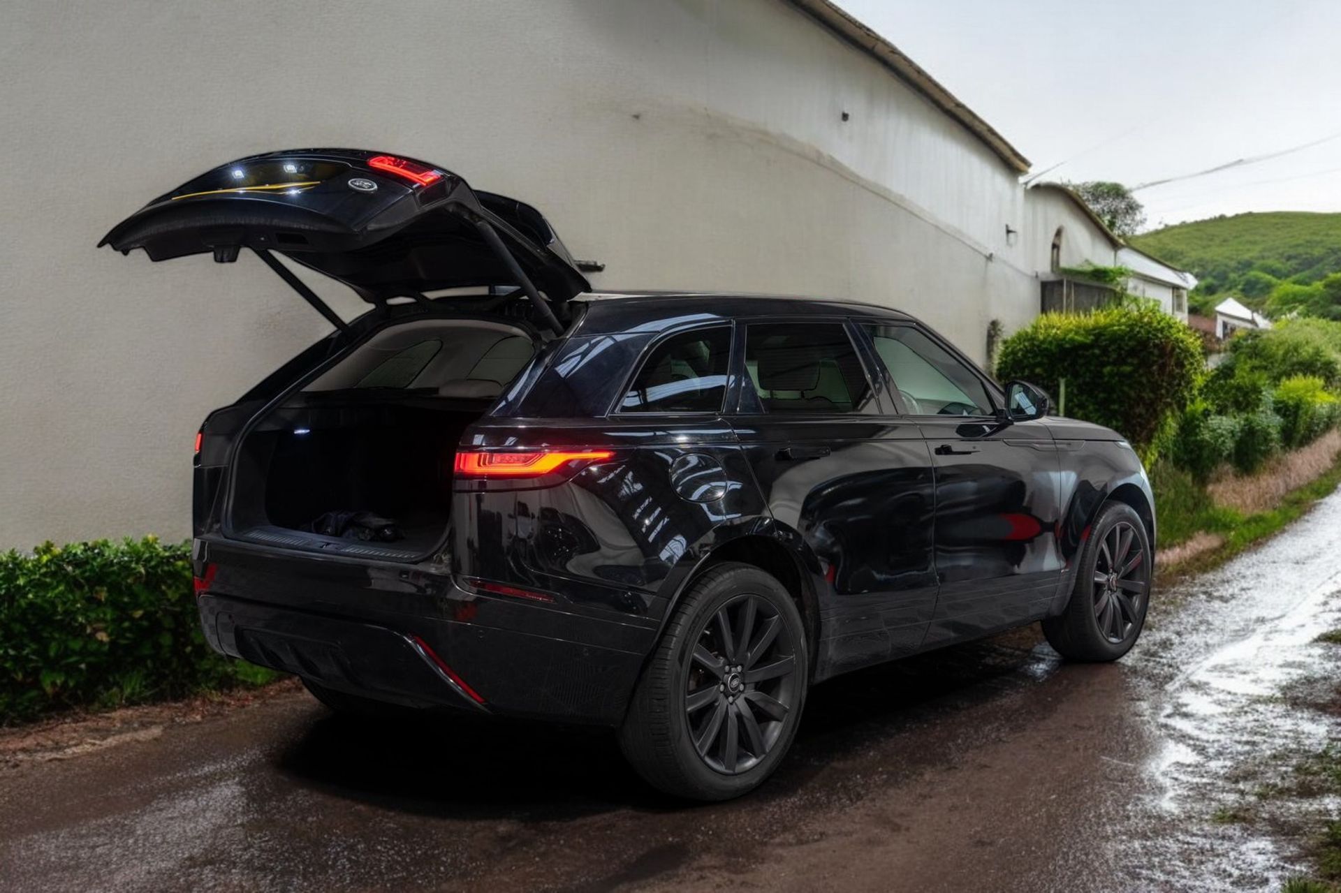 2018 LAND ROVER RANGE ROVER VELAR 2.0 D180 R-DYNAMIC SE AUTO 4WD >>--NO VAT ON HAMMER--<< - Image 4 of 19