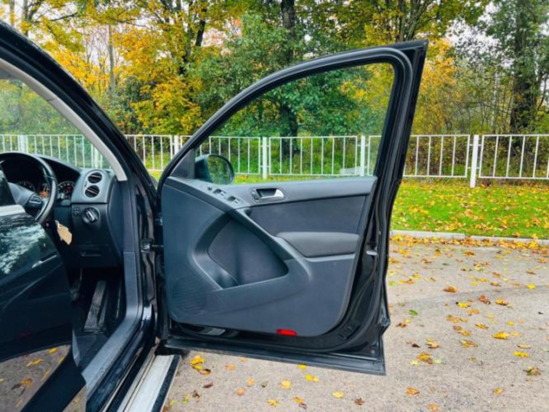 2011 VOLKSWAGEN TIGUAN 2.0 TDI BLUEMOTION TECH MATCH 2WD (S/S) 5DR >>--NO VAT ON HAMMER--<< - Image 23 of 33