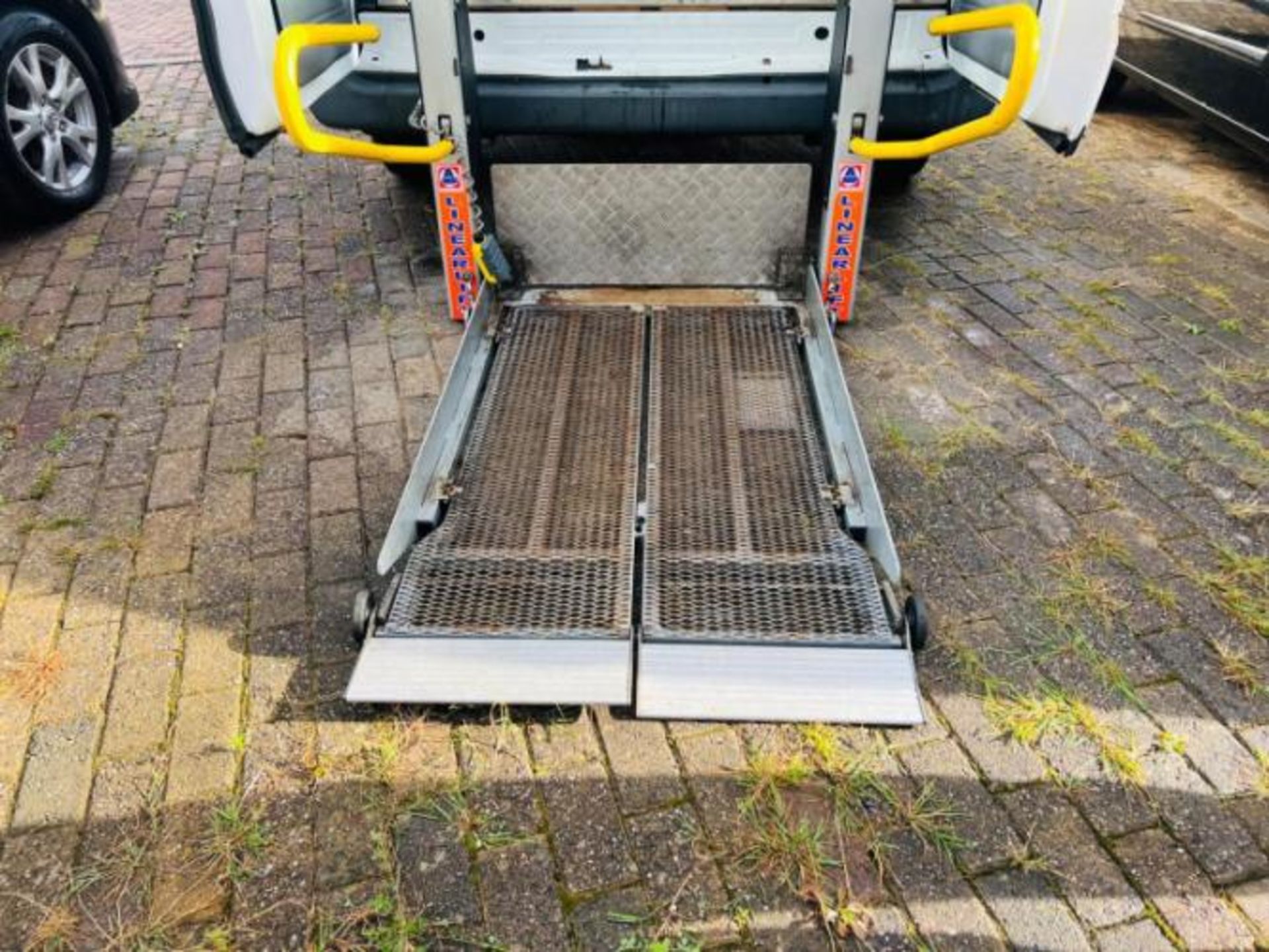 2011 FORD TRANSIT 2.4 TDCI 350 DURATORQ RWD L3 H2 MINIBUS >>--NO VAT ON HAMMER--<< - Image 17 of 46