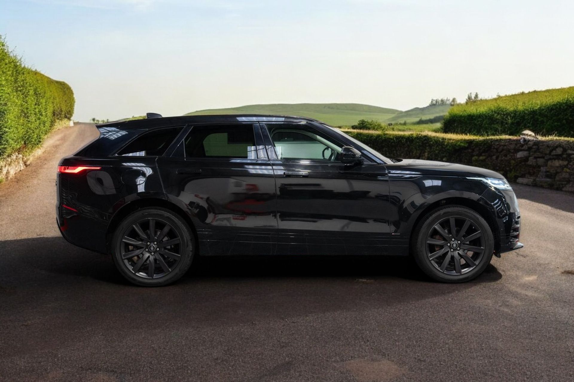 2018 LAND ROVER RANGE ROVER VELAR 2.0 D180 R-DYNAMIC SE AUTO 4WD >>--NO VAT ON HAMMER--<< - Image 7 of 19