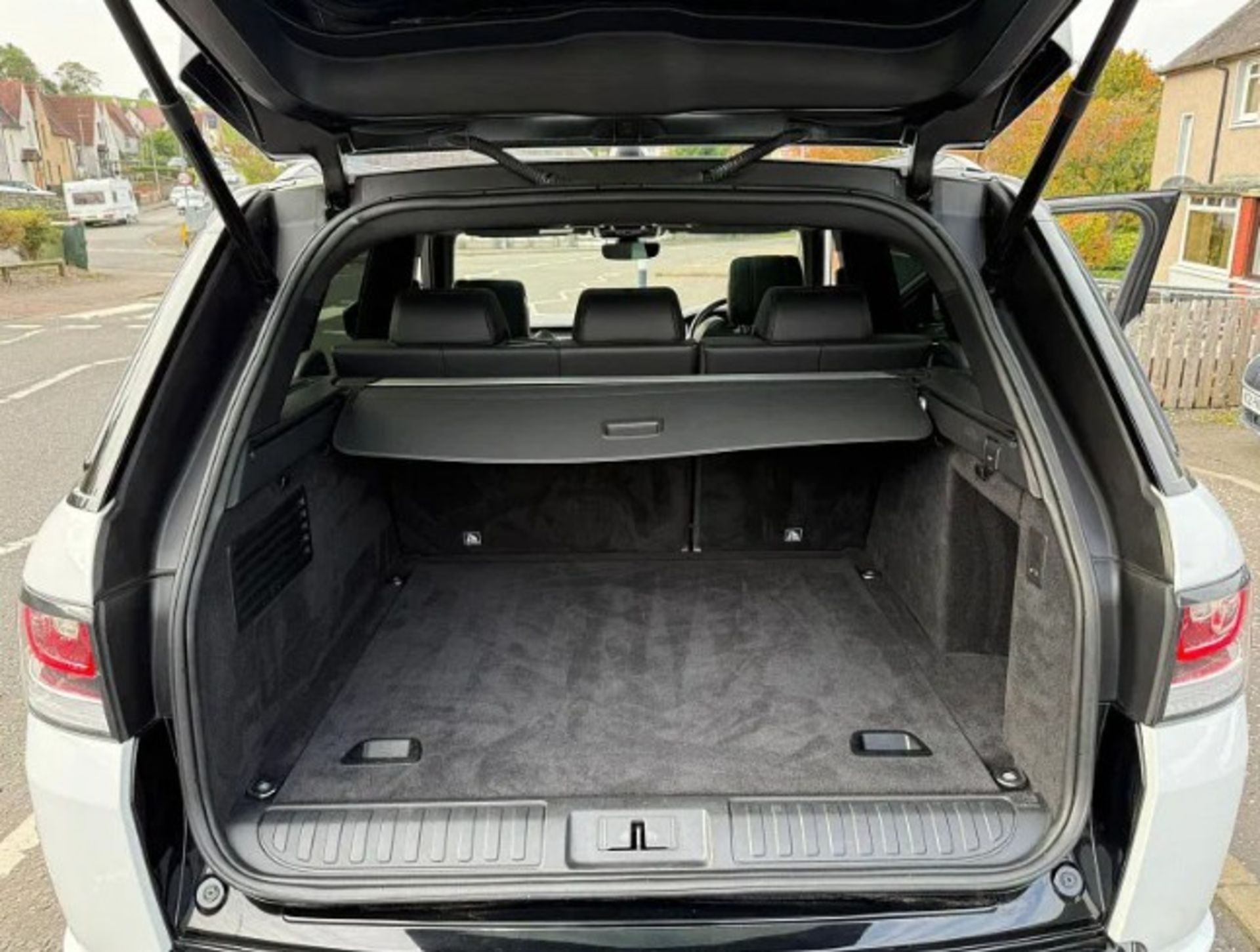 2017 LAND ROVER RANGE ROVER SPORT HSE SDV6 AUTO – WHITE – 98K MILES >>--NO VAT ON HAMMER--<< - Image 18 of 42