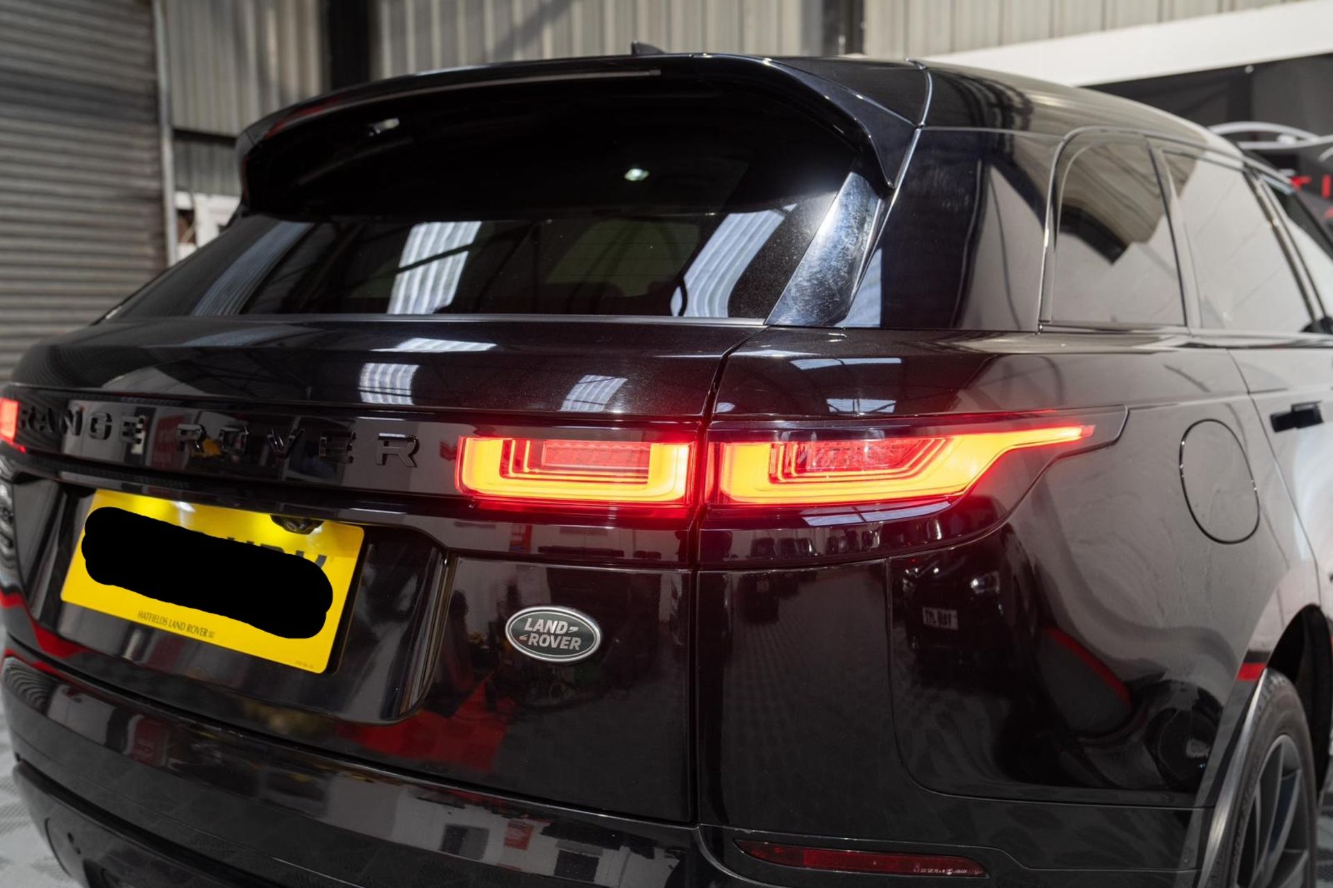 2018 LAND ROVER RANGE ROVER VELAR 2.0 D180 R-DYNAMIC SE AUTO 4WD >>--NO VAT ON HAMMER--<< - Image 12 of 19