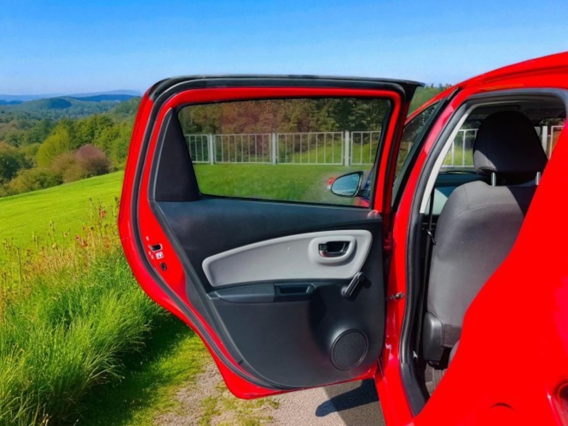 **(ONLY 100K MILEAGE)** 2015 TOYOTA YARIS 1.4 D-4D ICON – 5DR HATCHBACK>>--NO VAT ON HAMMER--<< - Image 4 of 38