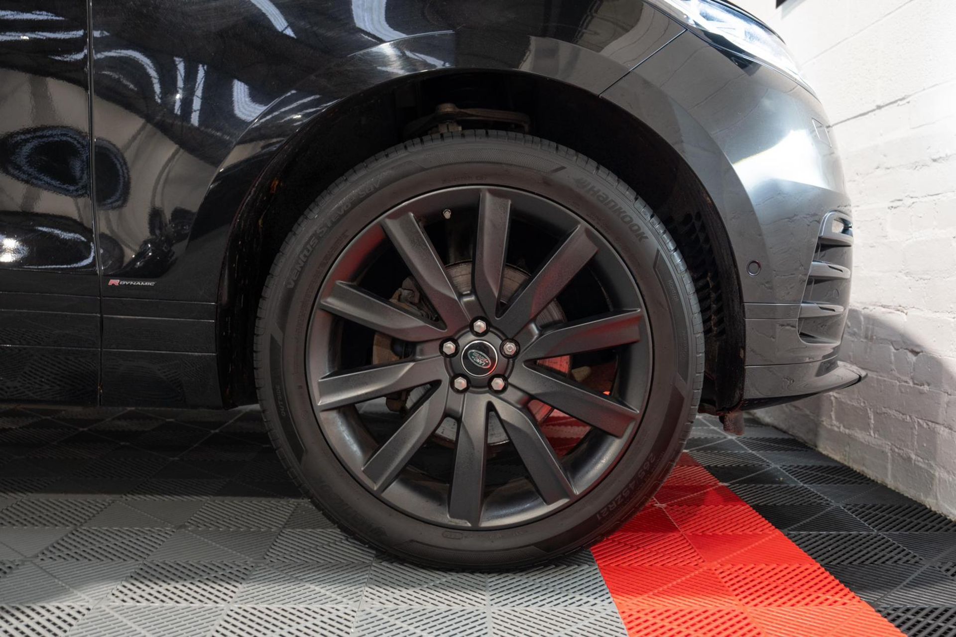 2018 LAND ROVER RANGE ROVER VELAR 2.0 D180 R-DYNAMIC SE AUTO 4WD >>--NO VAT ON HAMMER--<< - Image 13 of 19