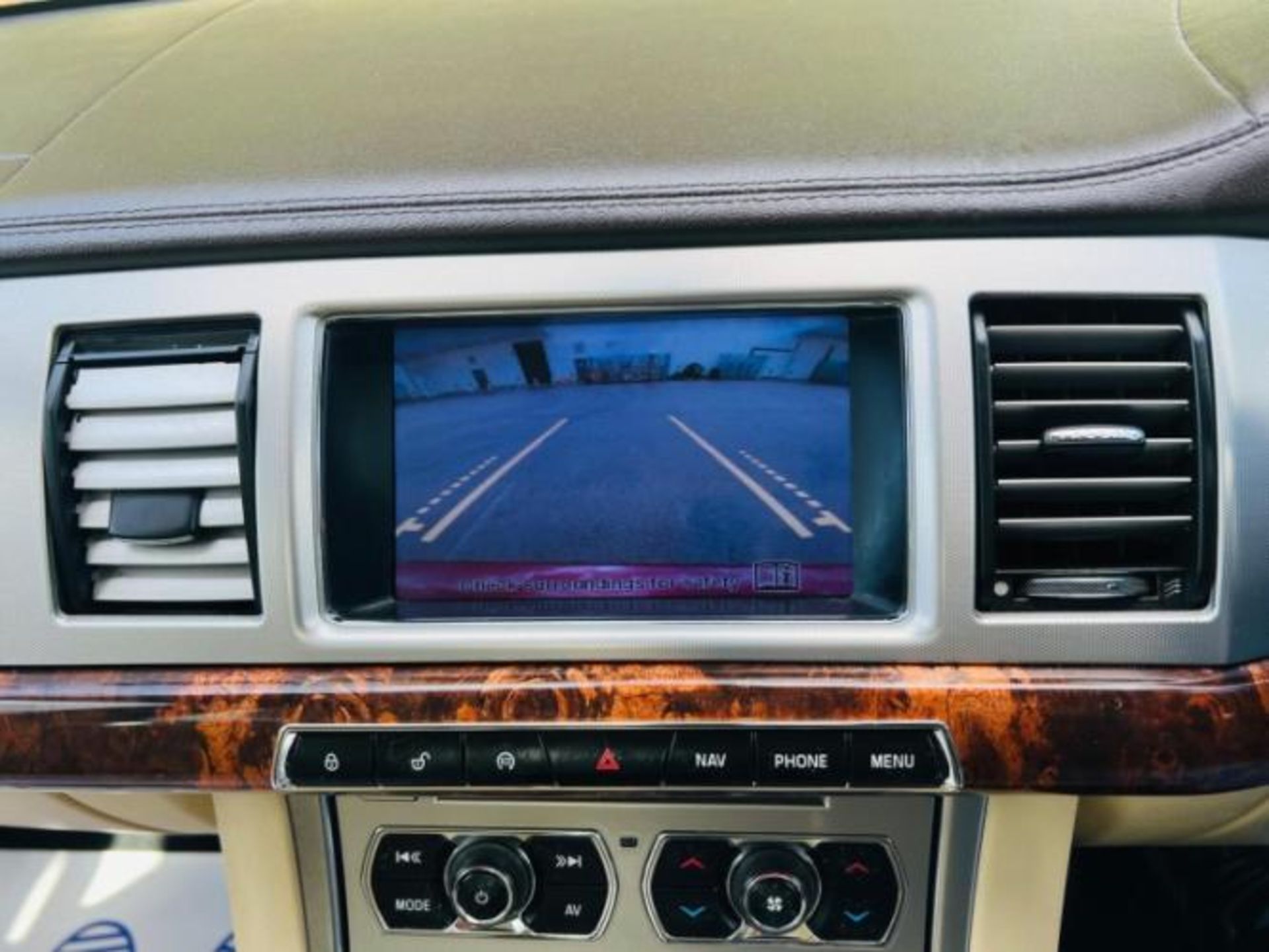 2012 JAGUAR XF 2.2D PREMIUM LUXURY AUTO (S/S) 4DR >>--NO VAT ON HAMMER--<< - Image 38 of 41