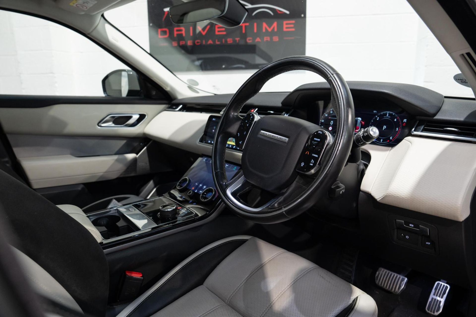 2018 LAND ROVER RANGE ROVER VELAR 2.0 D180 R-DYNAMIC SE AUTO 4WD >>--NO VAT ON HAMMER--<< - Image 16 of 19