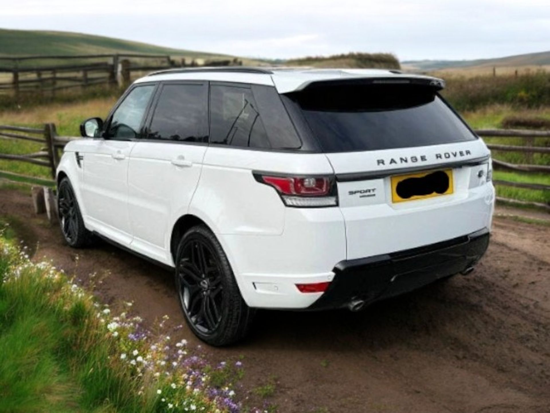2017 LAND ROVER RANGE ROVER SPORT HSE SDV6 AUTO – WHITE – 98K MILES >>--NO VAT ON HAMMER--<< - Image 5 of 42