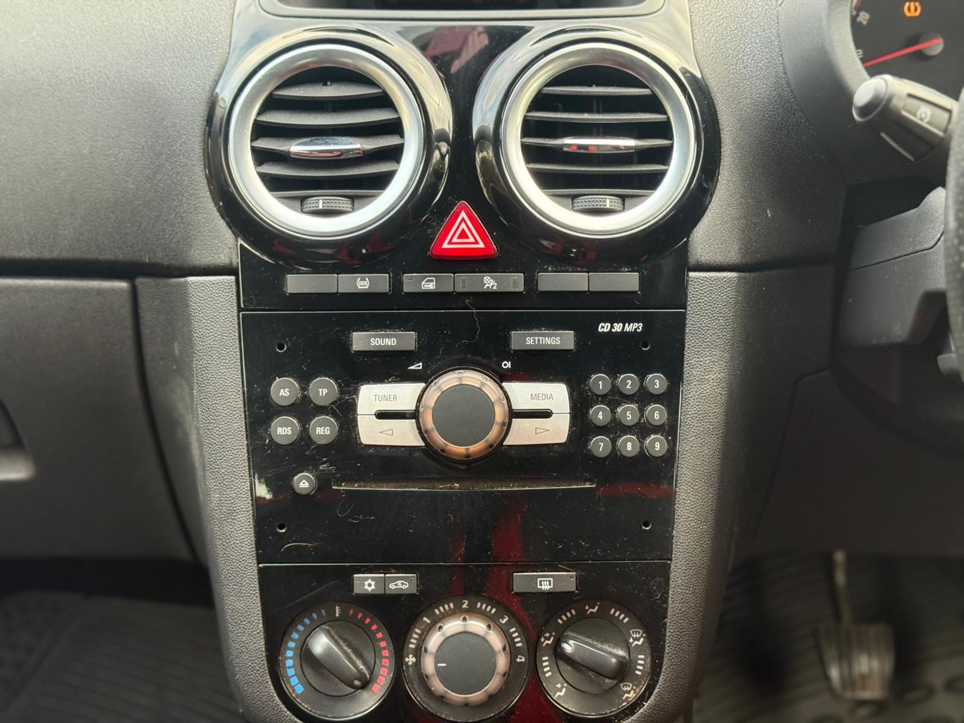 2014 (64) VAUXHALL CORSA 1.4 16V SRI >>--NO VAT ON HAMMER--<< - Image 14 of 32